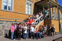 Iloiset sokkomatkalaiset Runebergin kotimuseon pihalla