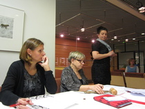 Kokouksessa puheenjohtajan nuijaa heilutti pääluottamusmies Tuula Komulainen.