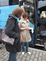 Matkaemäntänä toiminut Anne tarkistaa, että kaikki matkalaiset ovat paikalla.