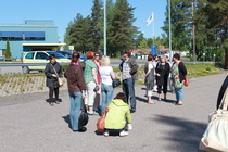 Brunbergin pihalla odotellaan viimeisiä herkkuostoksilta saapuvia