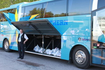 Ja tarttuihan sieltä myymälästä herkkuja matkaan.. Leppoisa kuskimme odottelee matkan jatkumista..