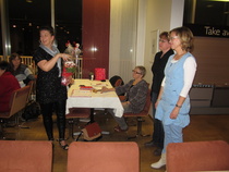 Ammattiosasto muisti erovuorossa olevia hallituksen varajäseniä Marika Halosta ja Leena Soikkelia kukkasin. Kuvasta puuttui sihteerinä toiminut Tanja Tynkkynen.